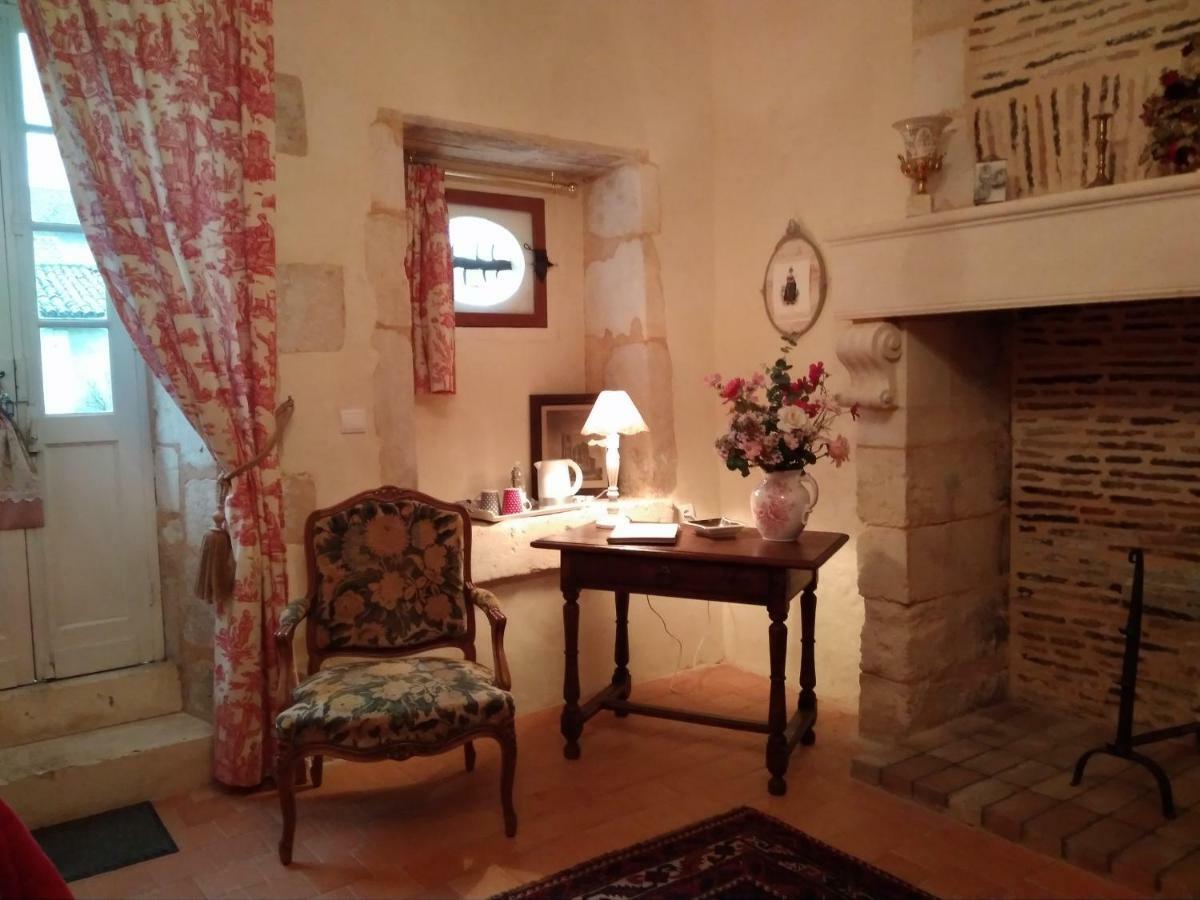 Chateau La Gentilhommiere Du Puits Notre-Dame 30 Rue De L'Eglise 24110 Saint Leon Sur L'Isle المظهر الخارجي الصورة