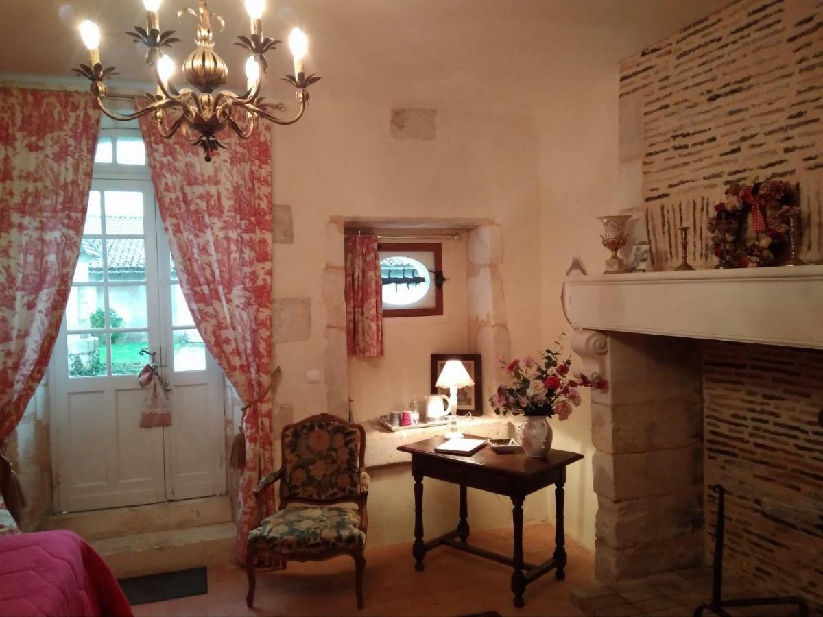 Chateau La Gentilhommiere Du Puits Notre-Dame 30 Rue De L'Eglise 24110 Saint Leon Sur L'Isle المظهر الخارجي الصورة